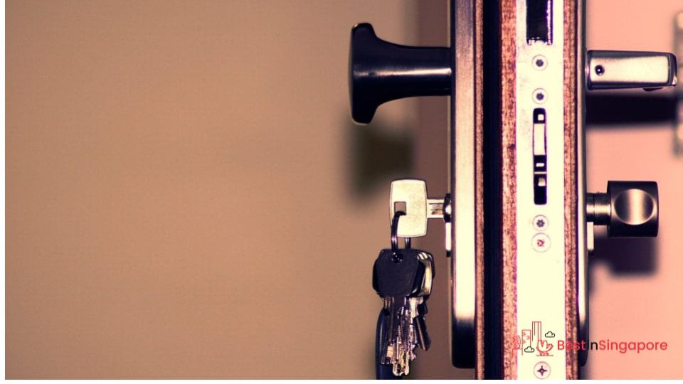 How do traditional key locks and digital locks work