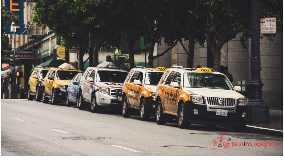 What can Singaporeans and visitors use instead of a taxi