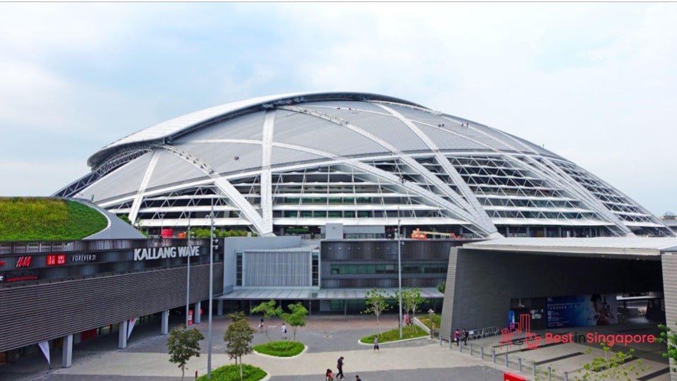 Where can tourists hang out in Singapore for free