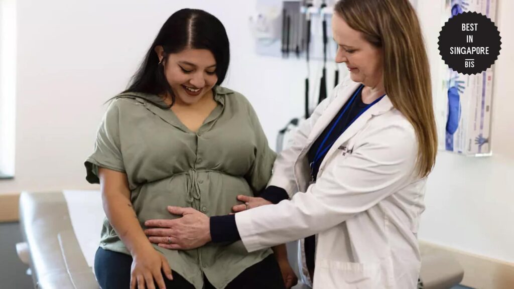 pregnant-lady-talking-to-her-doctor